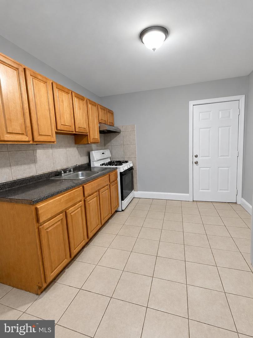 4452 N Gratz St Property Photo 7