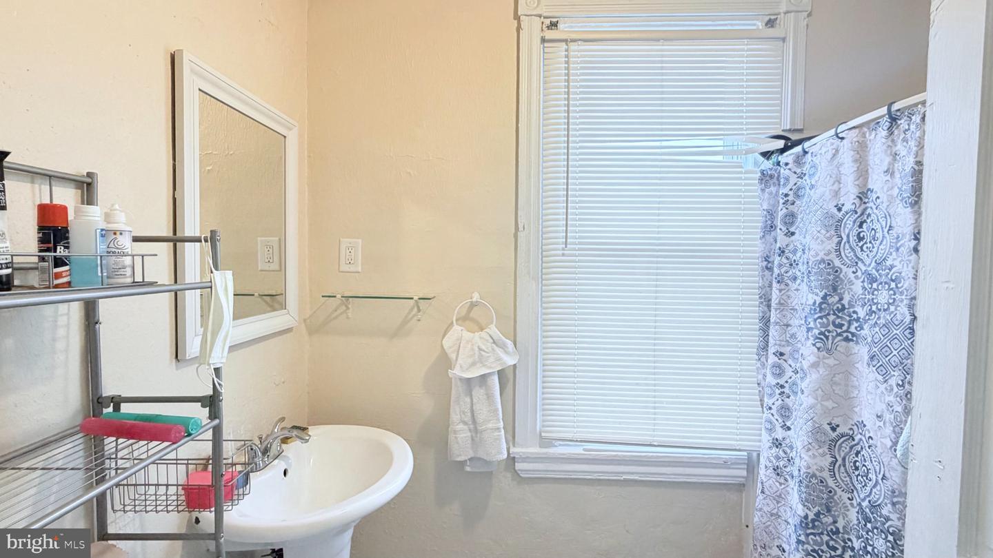3209 N Randolph St Property Photo 8