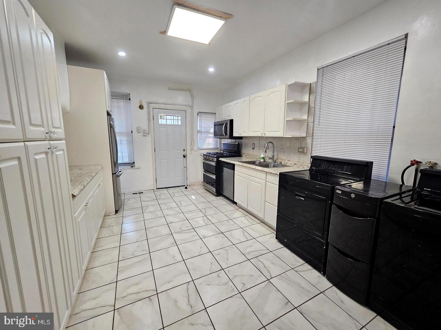 5152 Kershaw St Property Photo 6