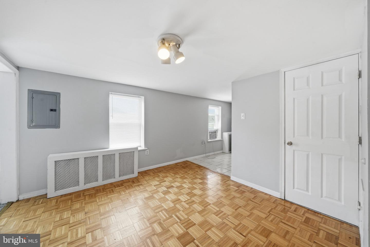 924 S 10th St #3rd Floor Property Photo 4