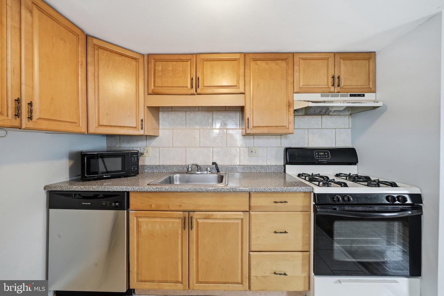924 S 10th St #3rd Floor Property Photo 6