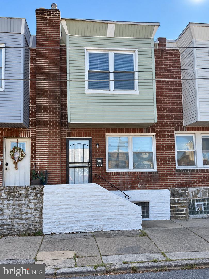 320 W COURTLAND ST W Property Photo 1