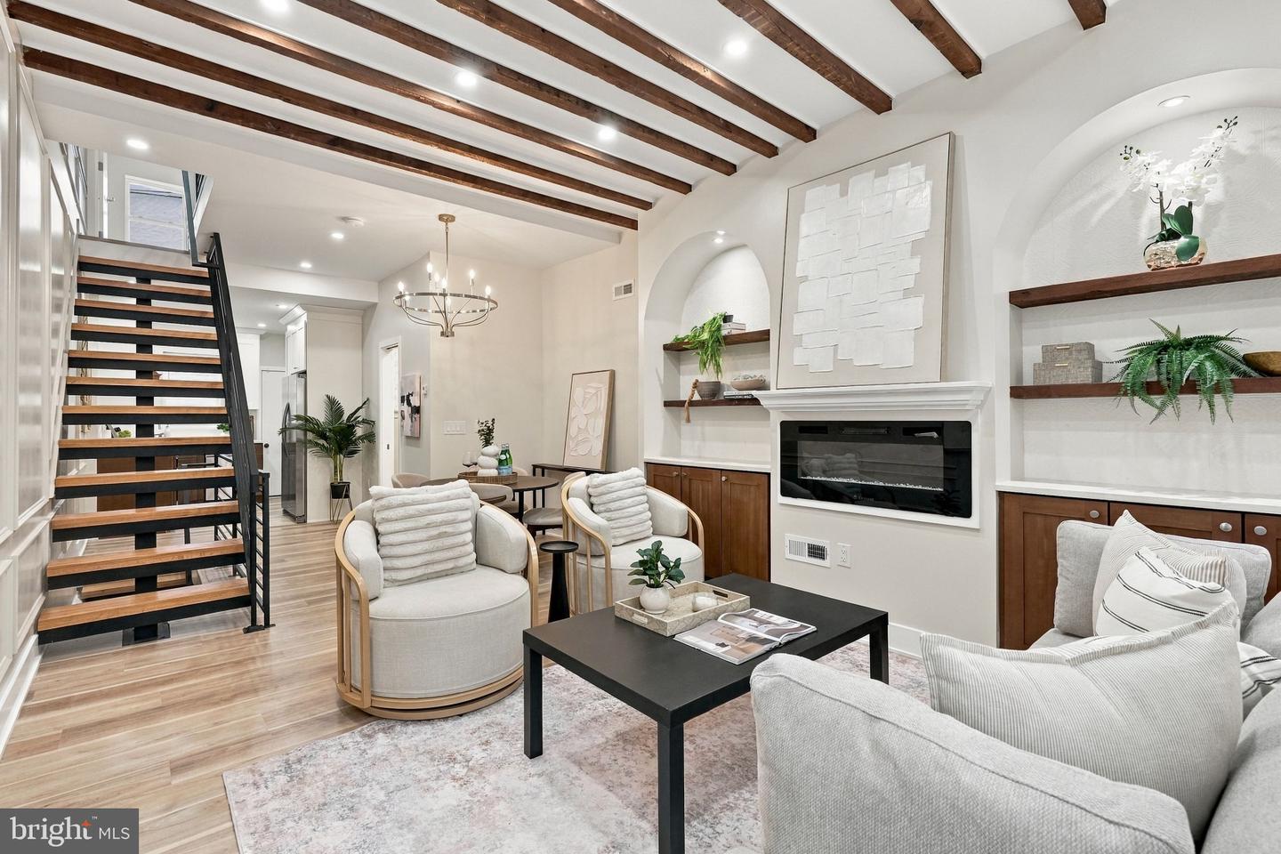 1308 N DOVER ST Property Photo 1