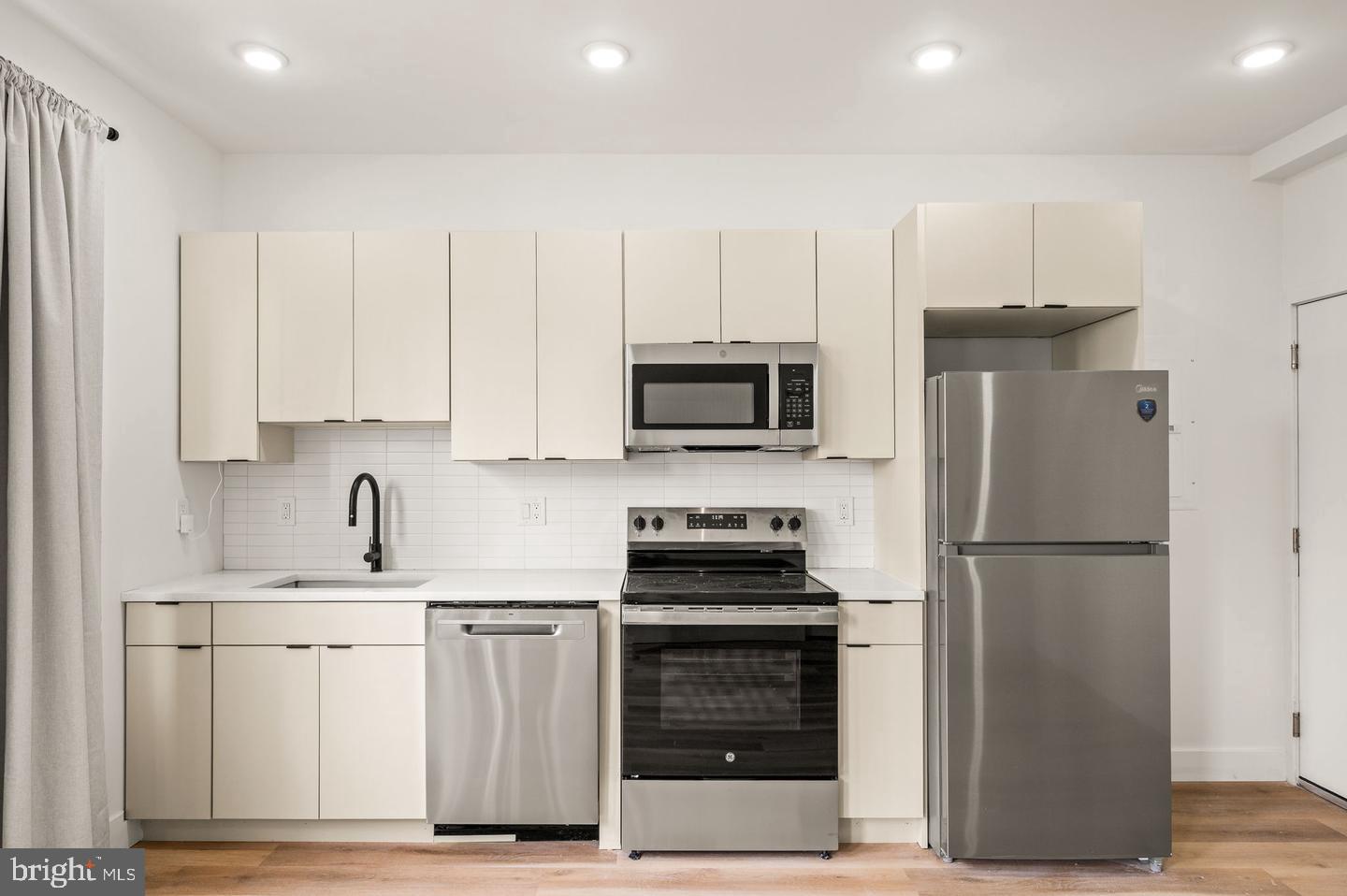 4921 Chester Ave #unit 301 Property Photo 3