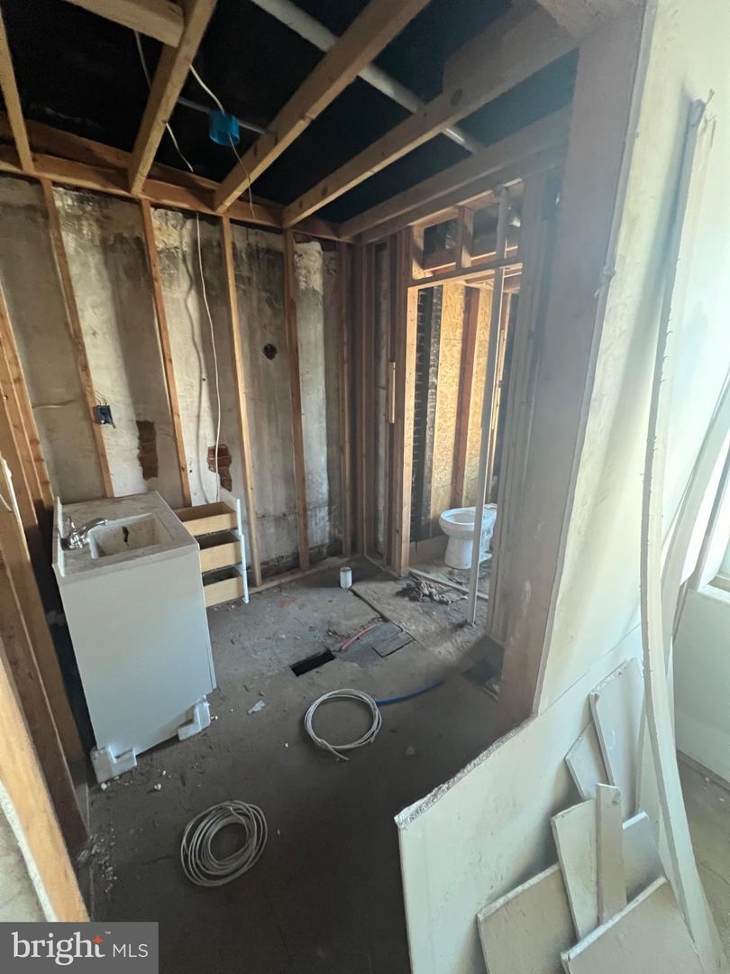2750 Helen St Property Photo 11
