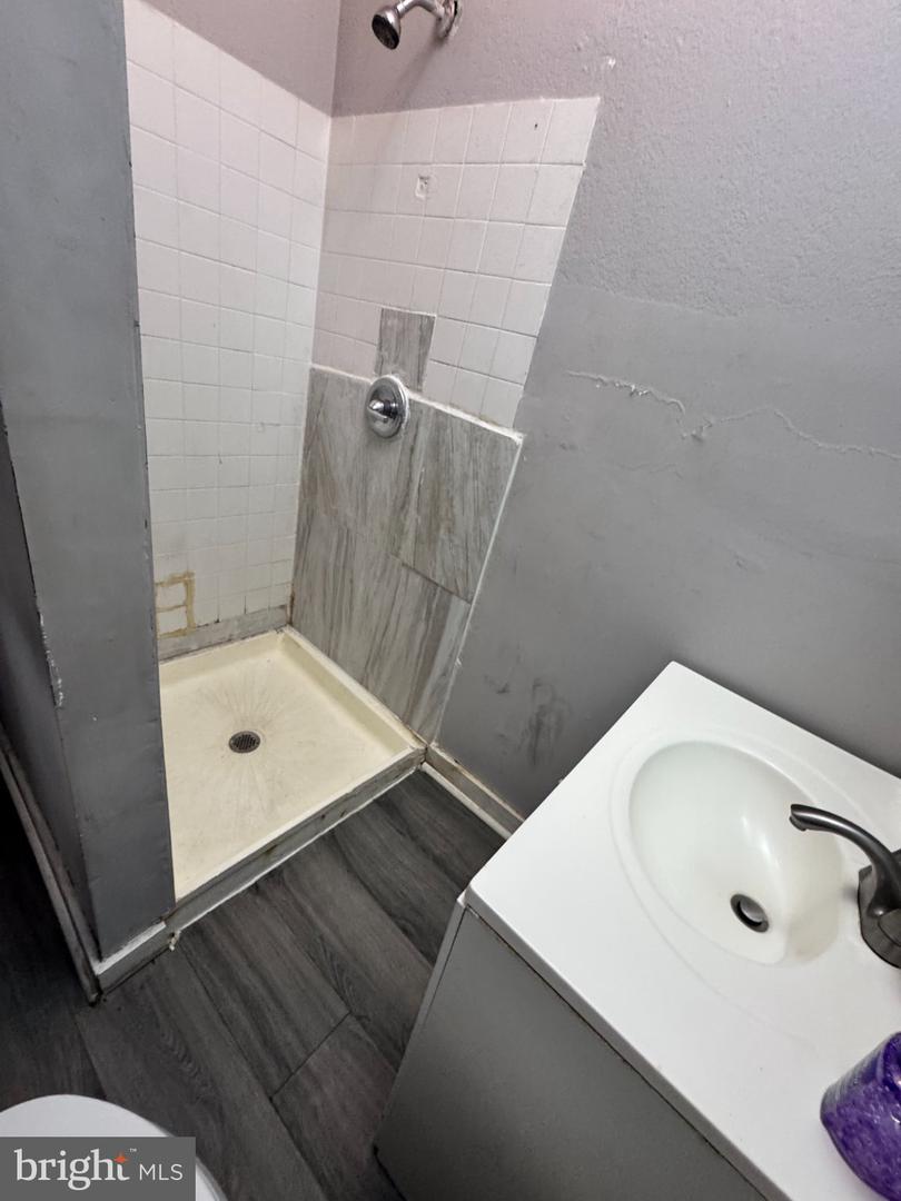258 W Queen Ln Property Photo 8
