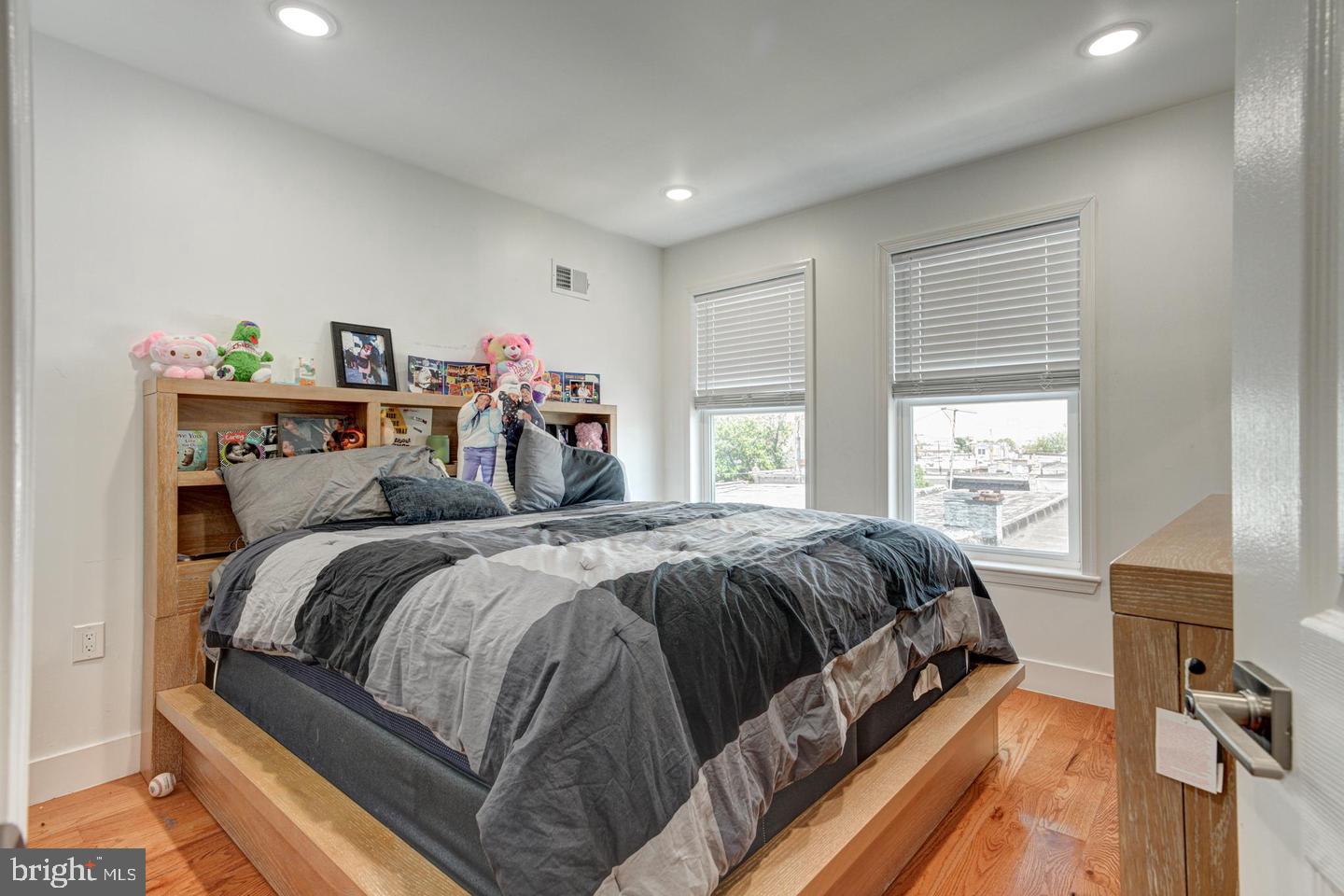 2611 S Marshall St Property Photo 3