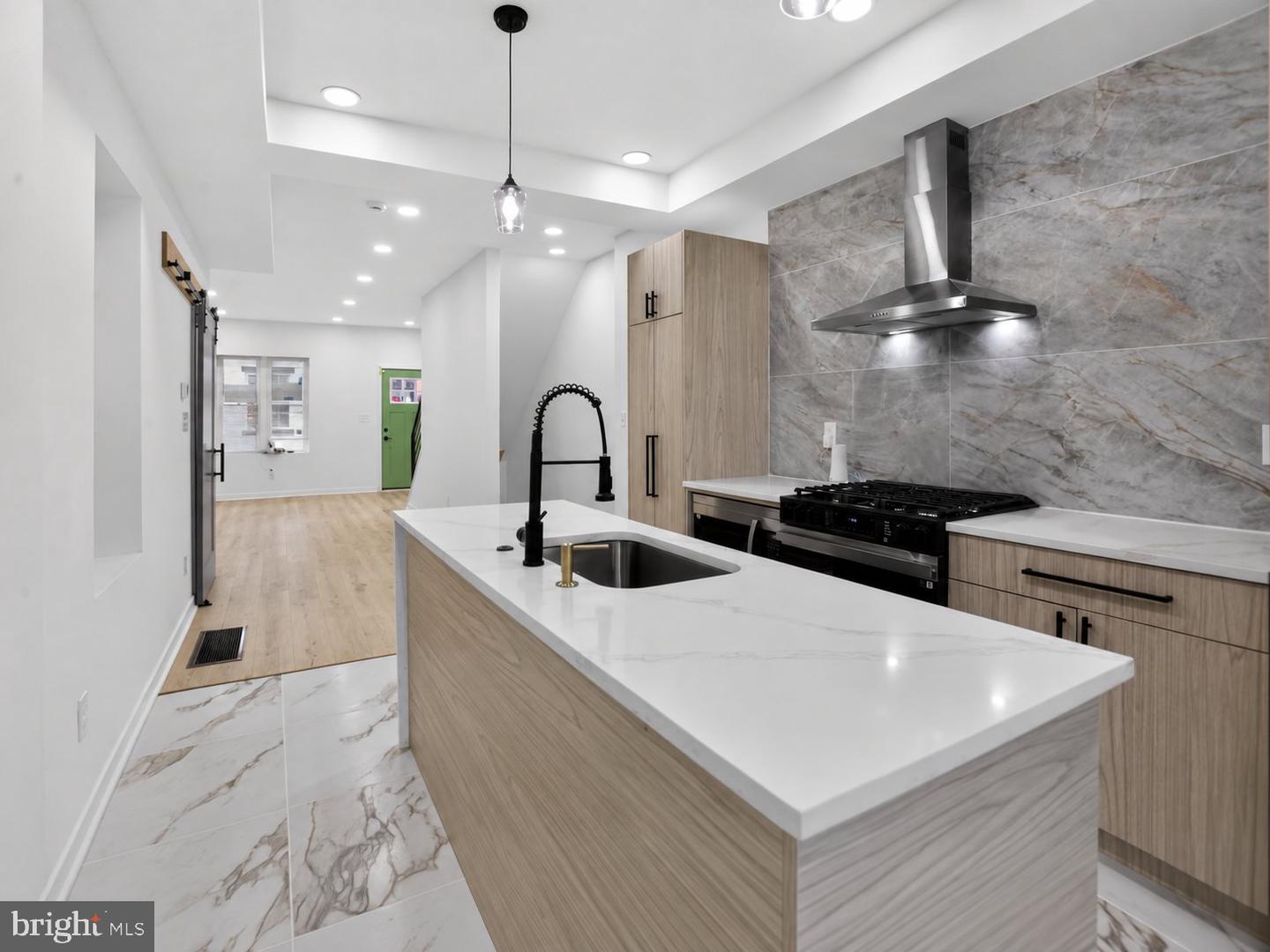 1610 N DOVER ST Property Photo 1