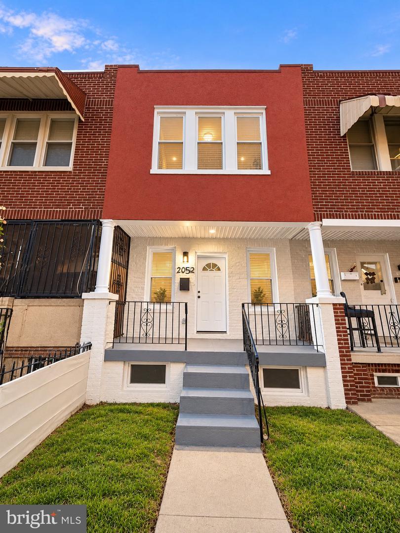 2052 Margaret St Property Photo 1