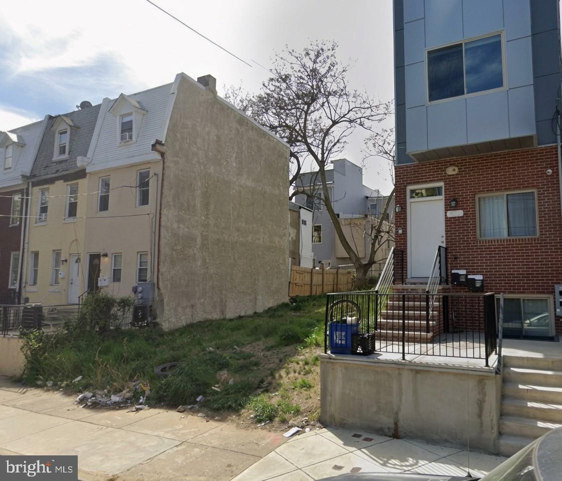 2136 N FRANKLIN ST Property Photo 1