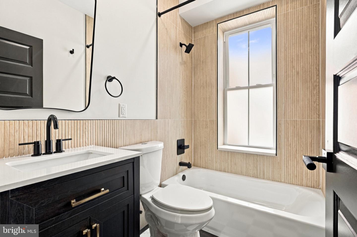 2434 N 33rd St #b Property Photo 13