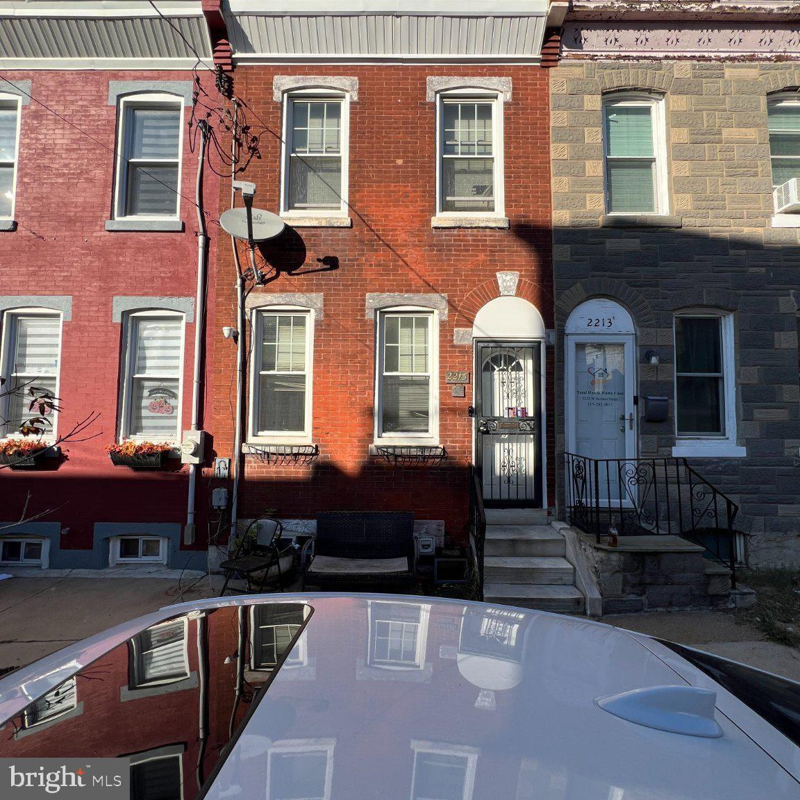 2215 W SEYBERT ST Property Photo 1