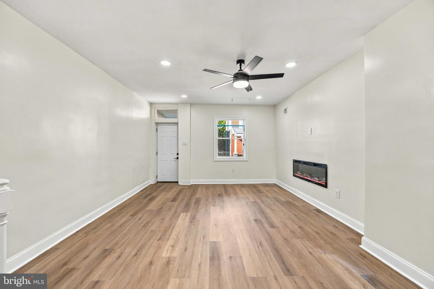 155 N Peach St Property Photo 5