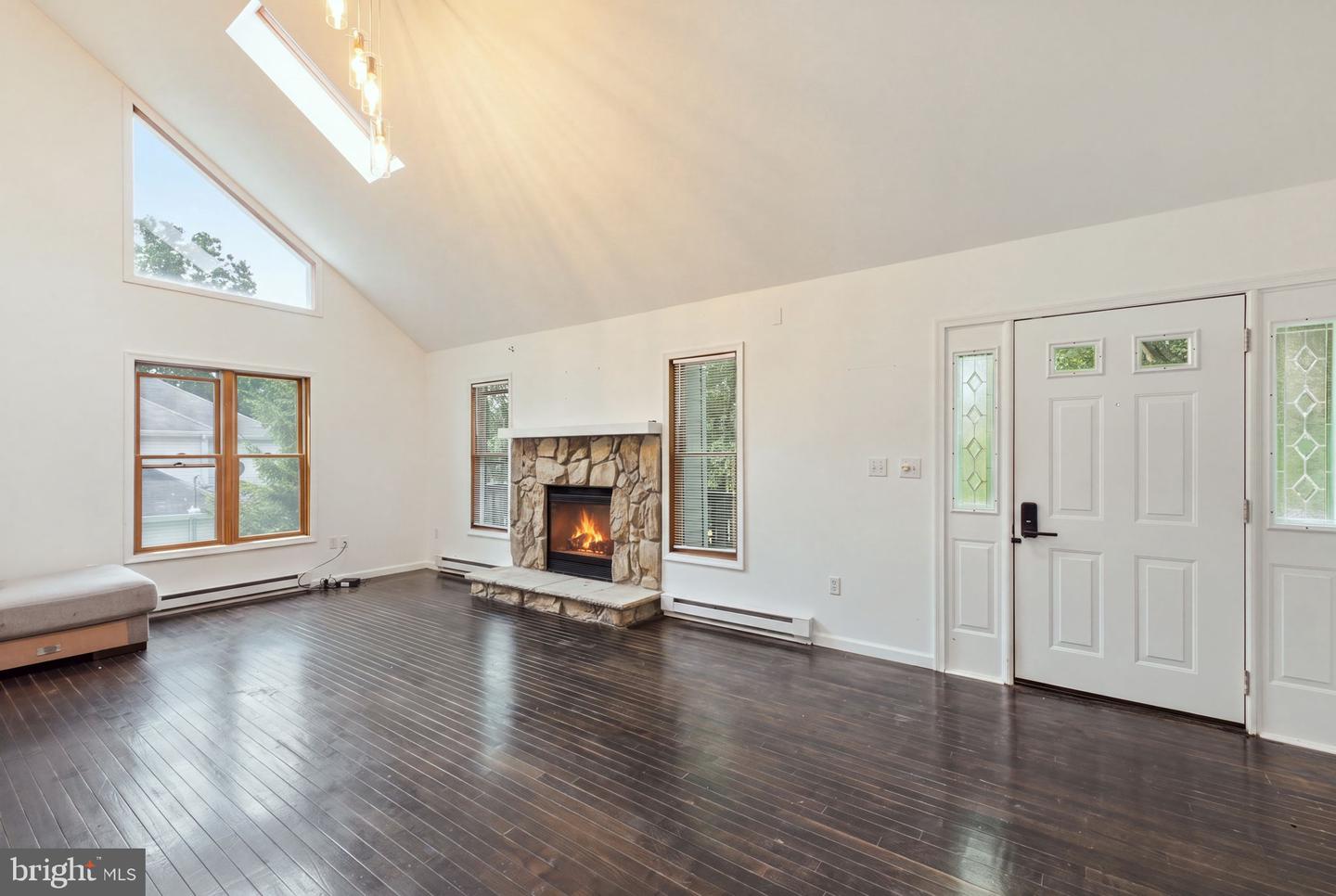 1076 Lancaster Dr. Property Photo 1