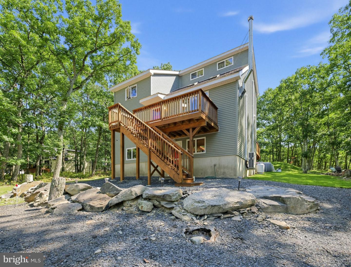 225 Whippoorwill Dr Property Photo 1