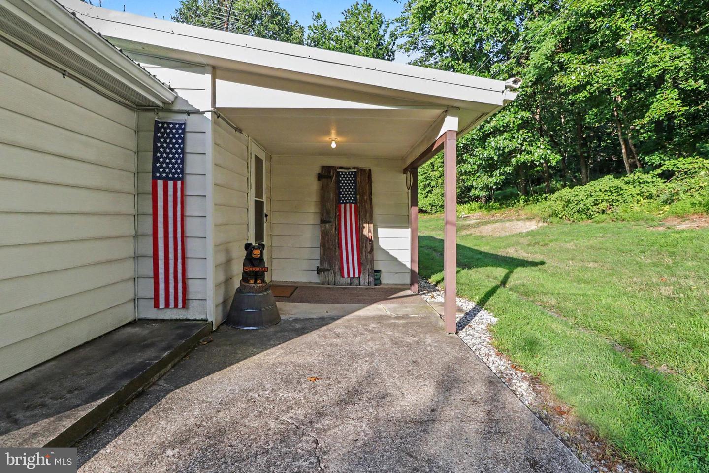 11 Maxwill Ln Property Photo 3