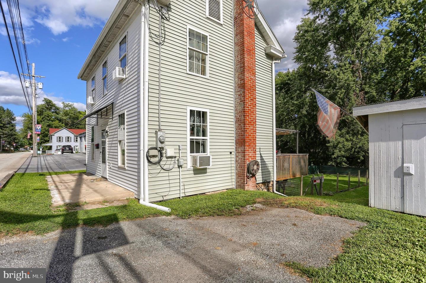 602 N Market St Property Photo 3