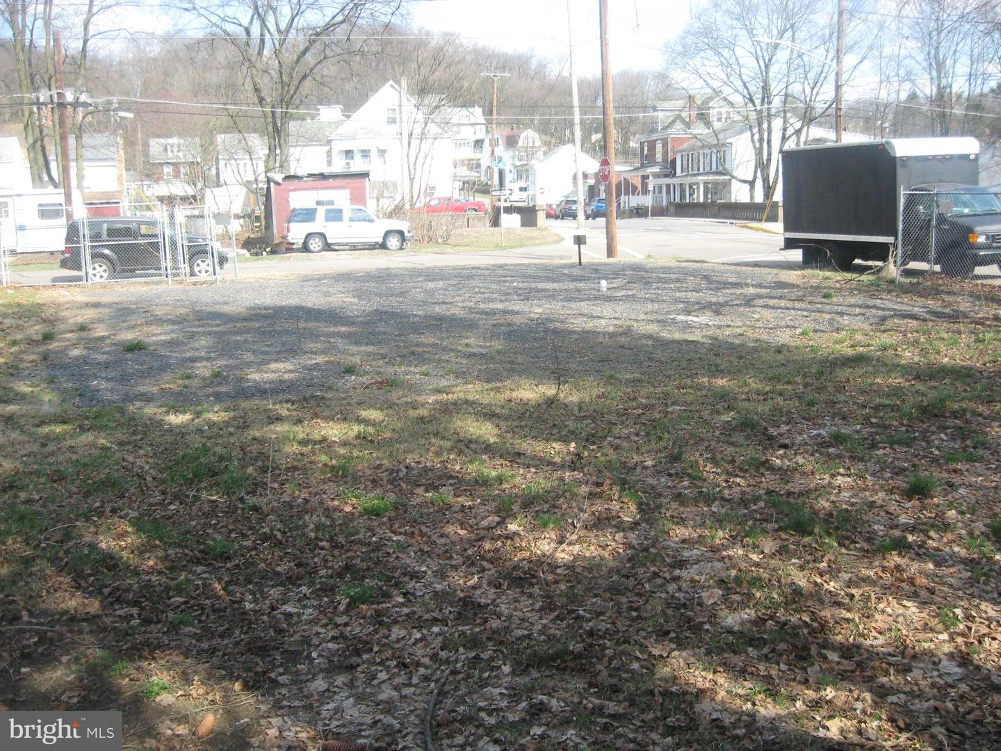 438 S Front St Property Photo 4