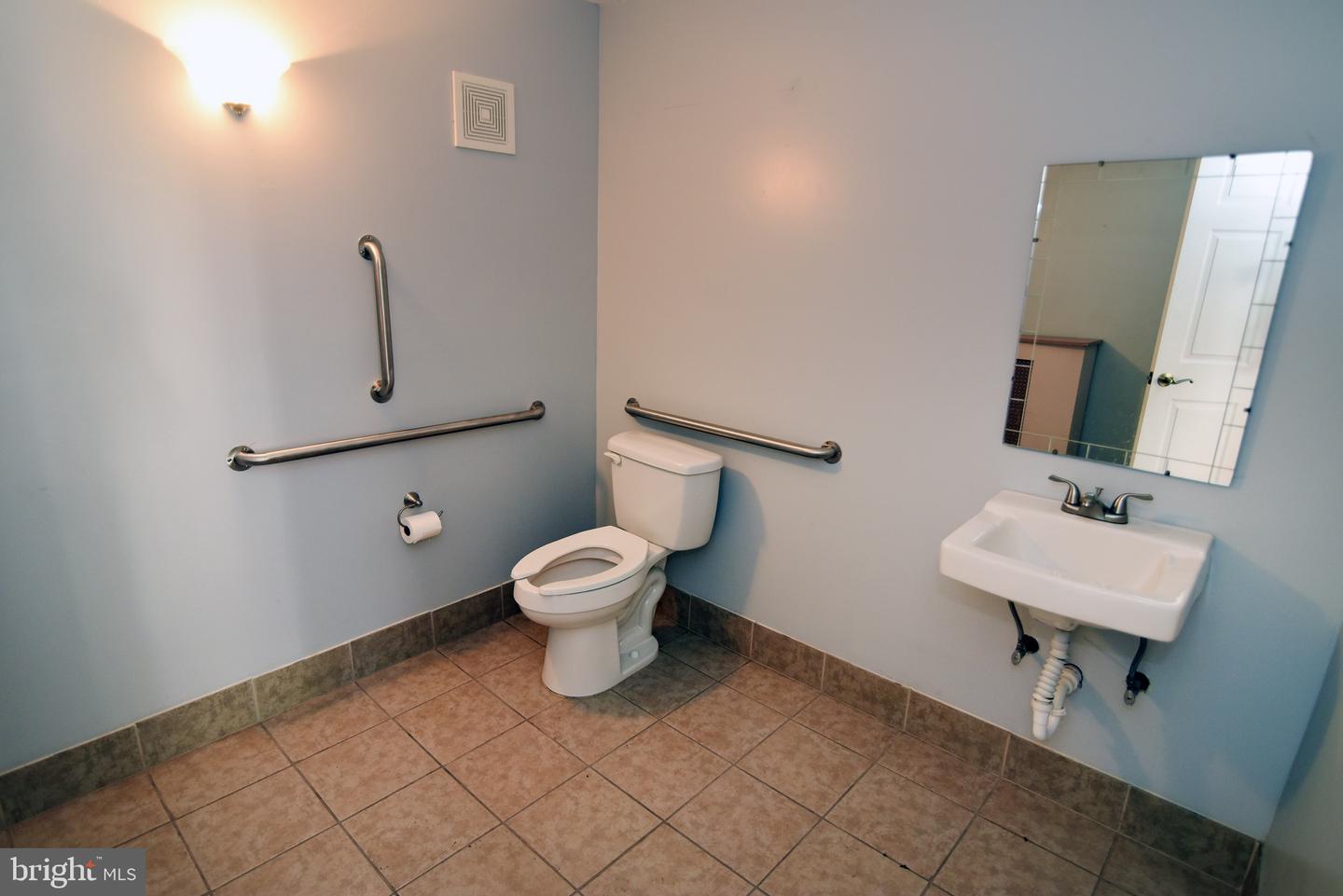 701 W Market St Property Photo 36