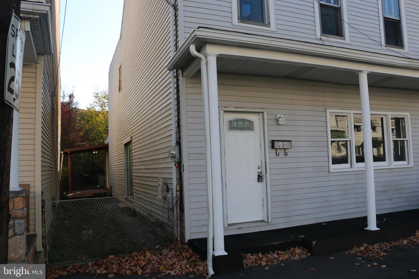 225 N Orth St Property Photo 3