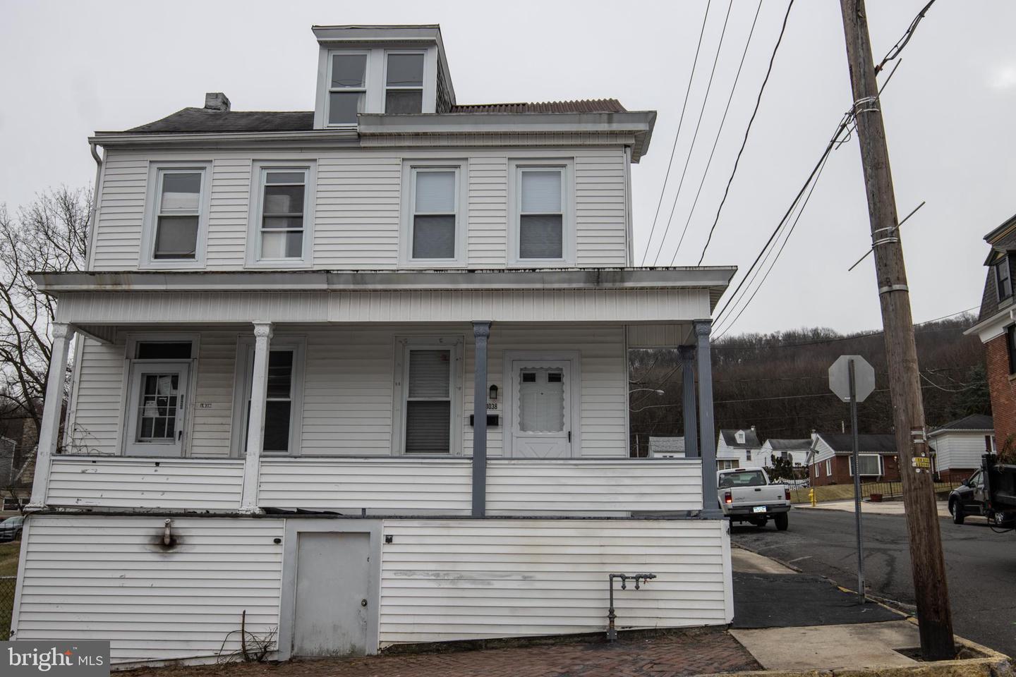 1038 W Walnut St Property Photo
