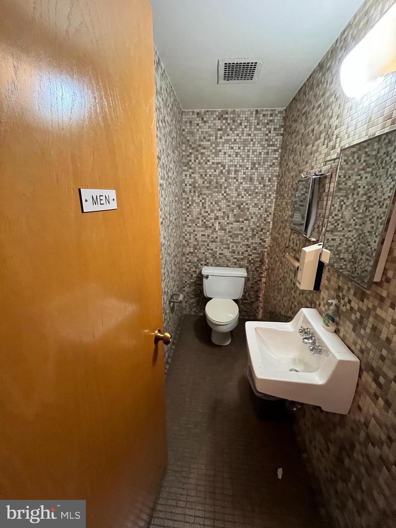 260 Sunbury St Property Photo 25