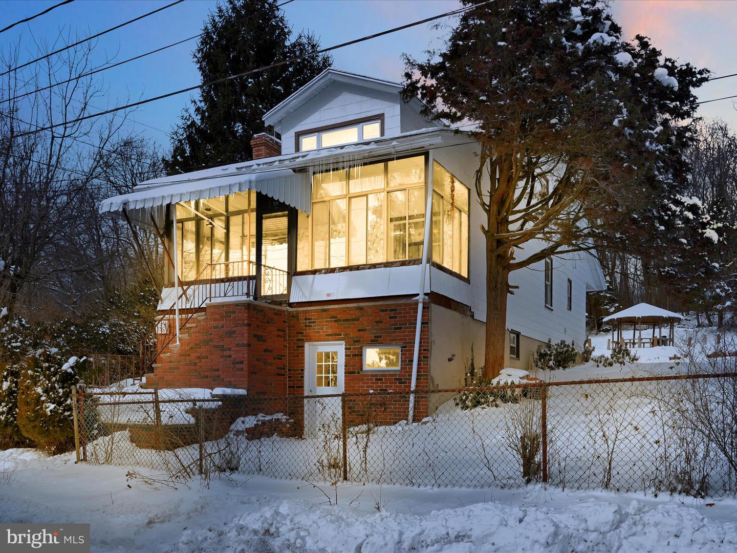 735 W John St Property Photo