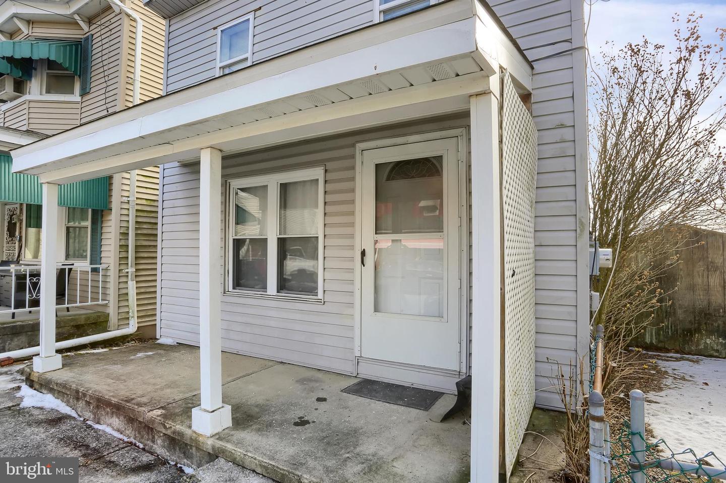 210 Oak St Property Photo