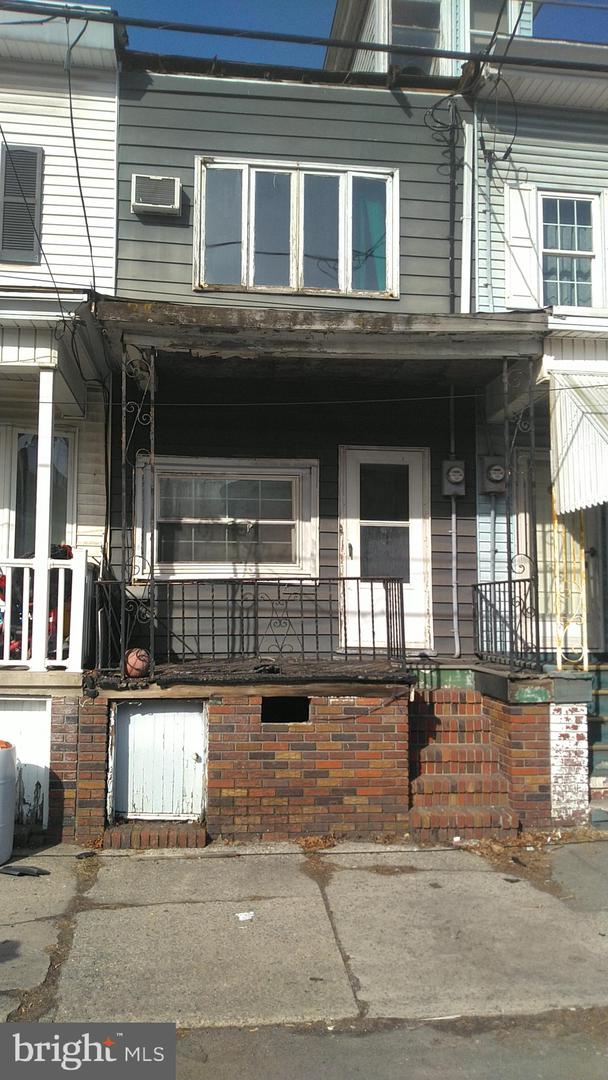1033 E Centre St Property Photo 1