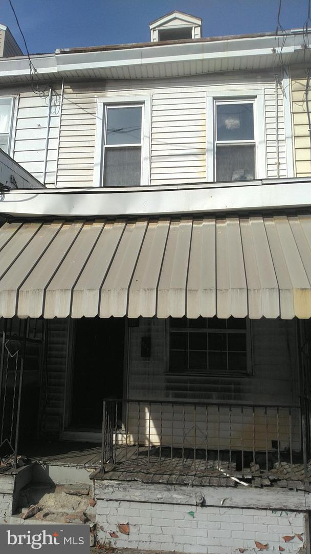 621 E Centre St Property Photo 1