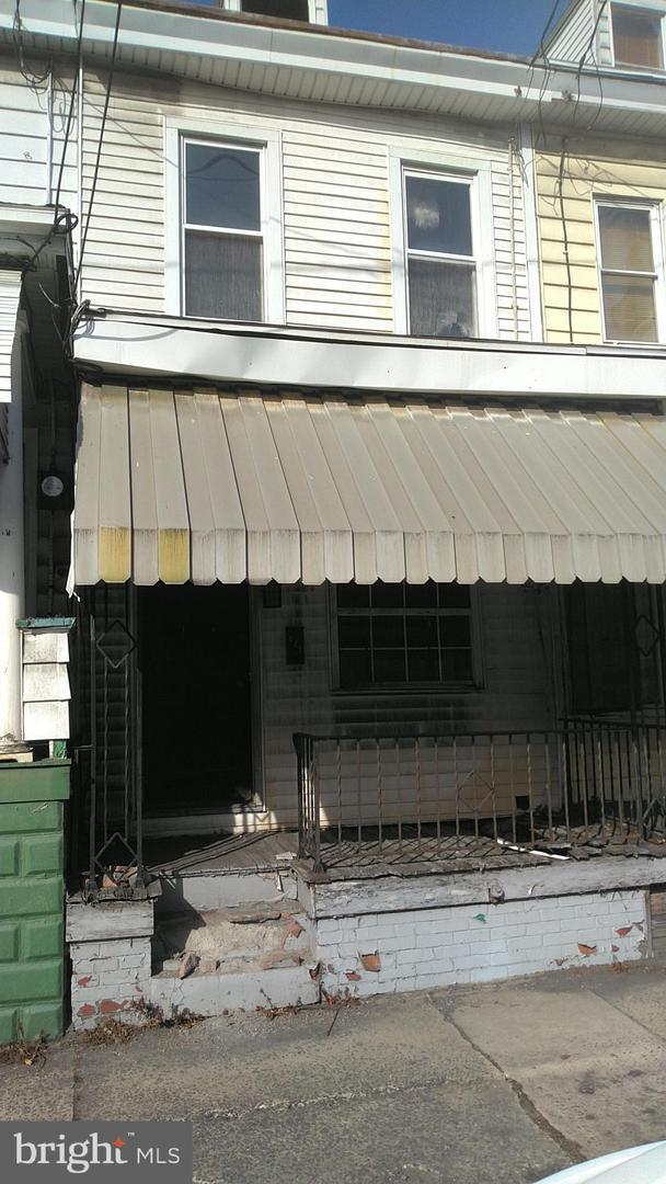 621 E Centre St Property Photo 2
