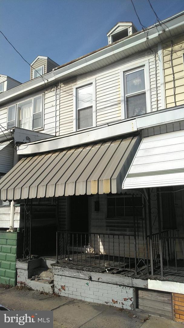 621 E Centre St Property Photo 3