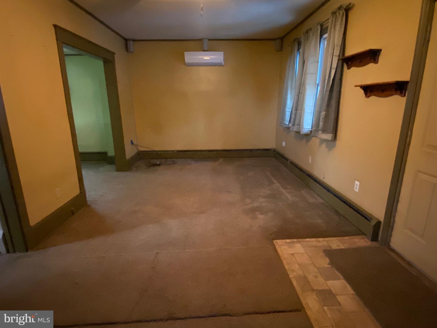 939 S Seneca Street Property Photo 6
