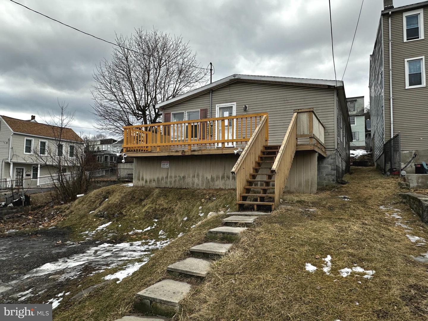 1607 W Walnut St Property Photo