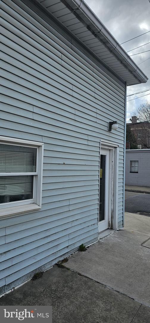 1138 W Market St Property Photo 1