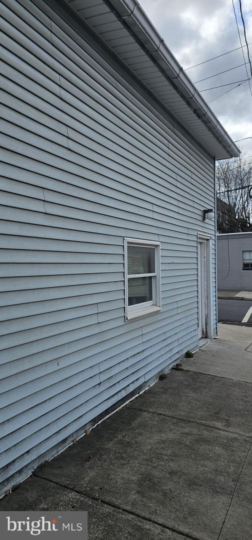 1138 W Market St Property Photo 2