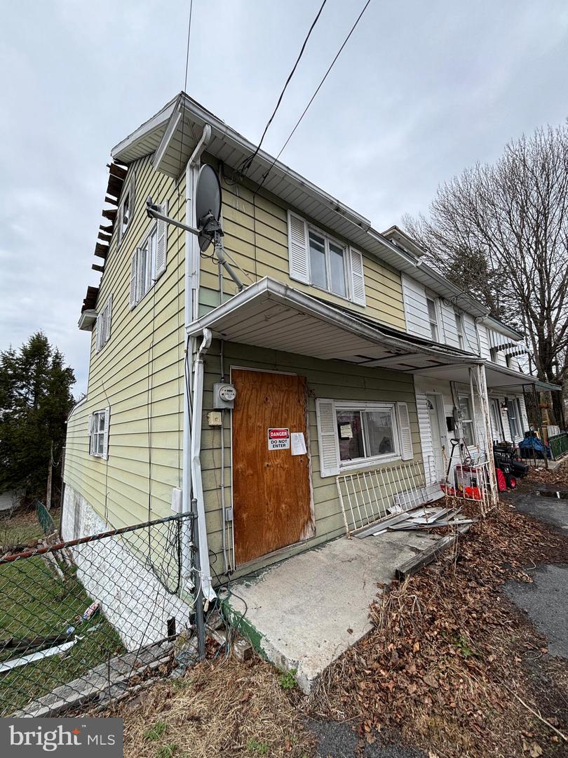 6 W WALNUT ST