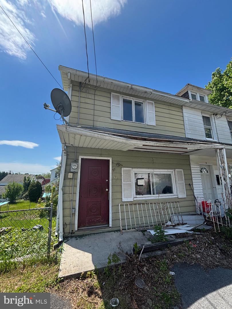 6 W Walnut St Property Photo 1