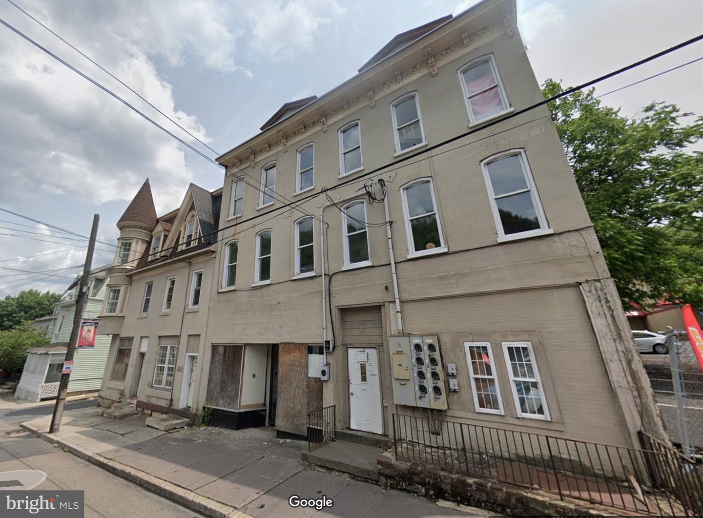 1005 W Market St Property Photo 1