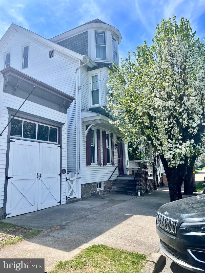 127 E Biddle St Property Photo 1