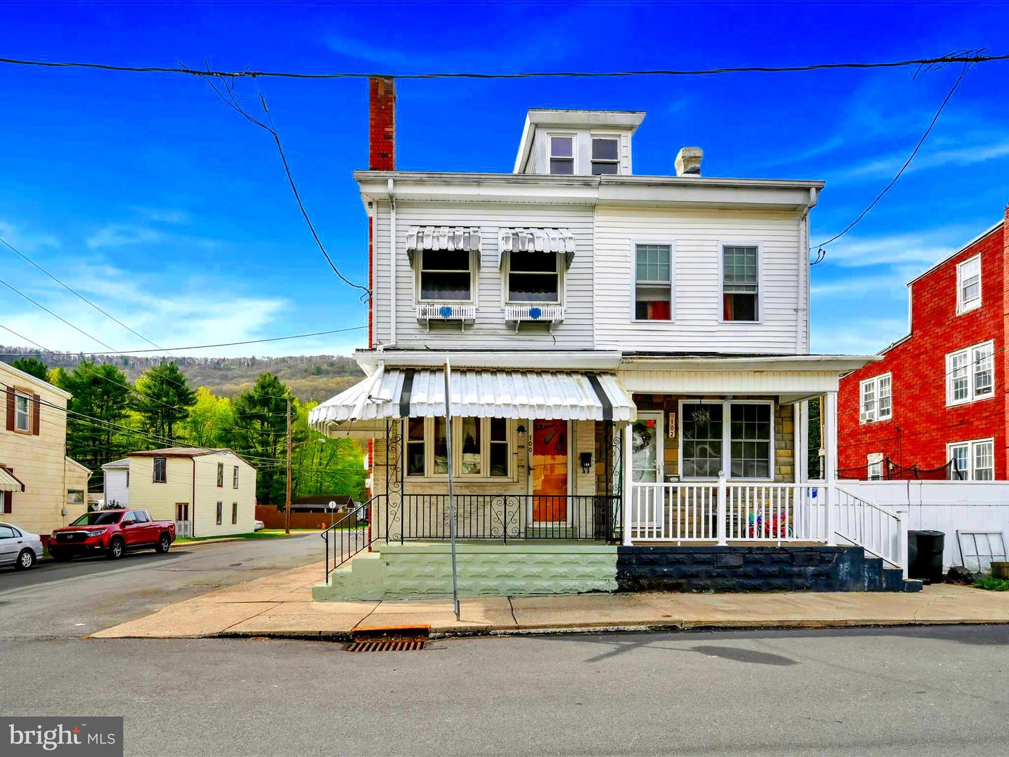 100 W Walnut St Property Photo