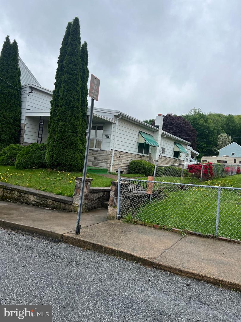 1228 Spruce St Property Photo