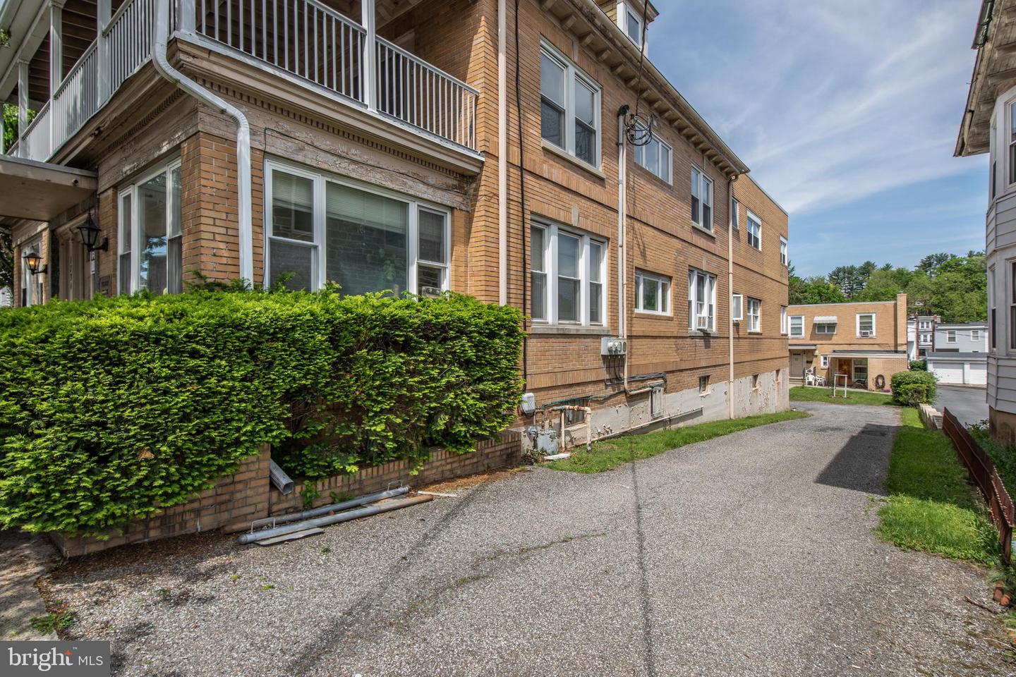 1734 W Market St Property Photo 1
