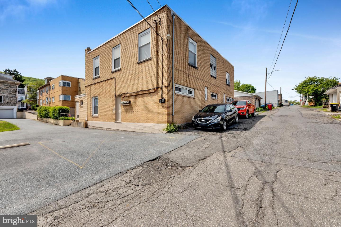 1734 W Market St Property Photo 8