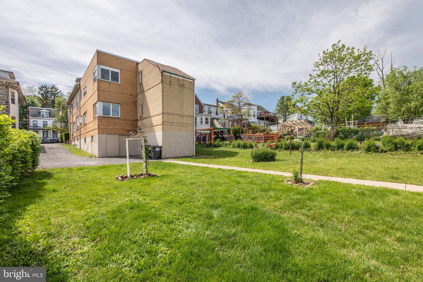 1734 W Market St Property Photo 10