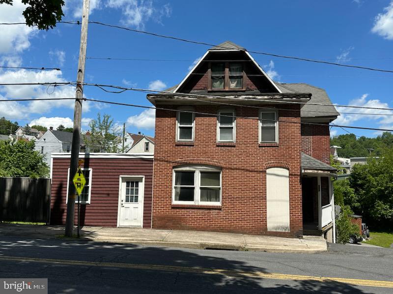 901-909 W WADE RD