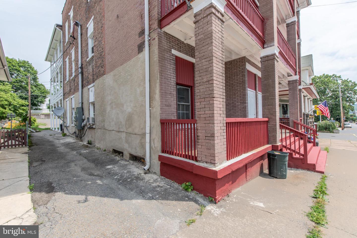 409-411 W Broad St Property Photo 4