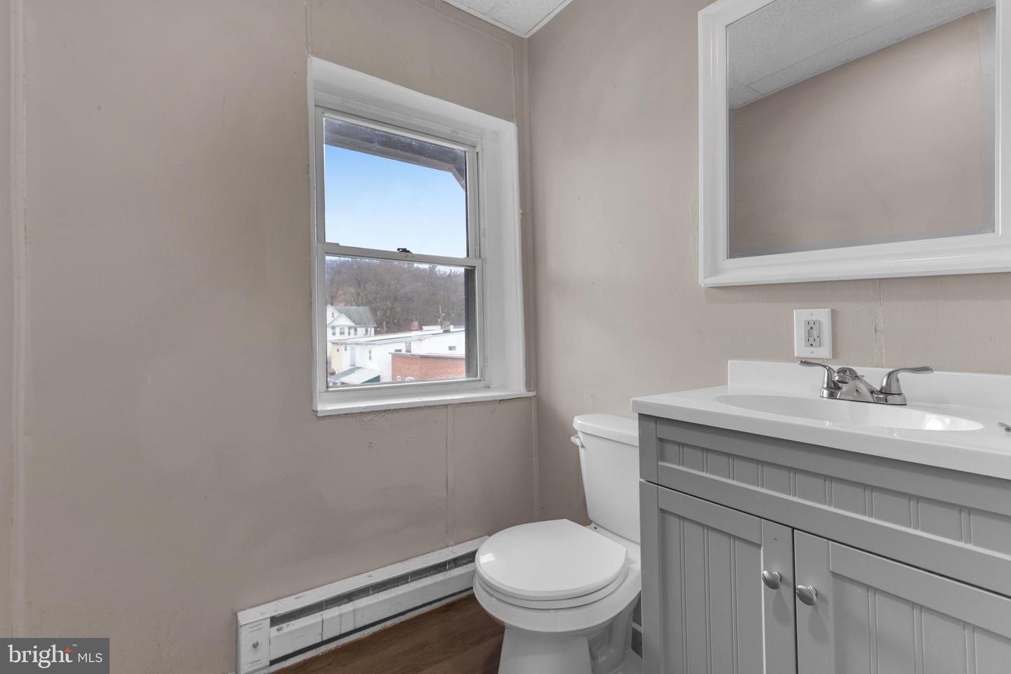 409-411 W Broad St Property Photo 16