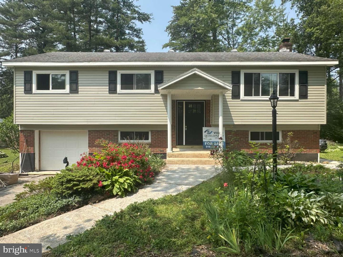 221 W Pine Blvd Property Photo 1