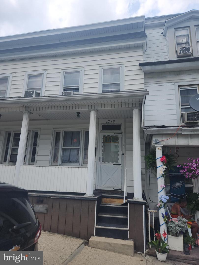 1229 W Walnut St Property Photo 1